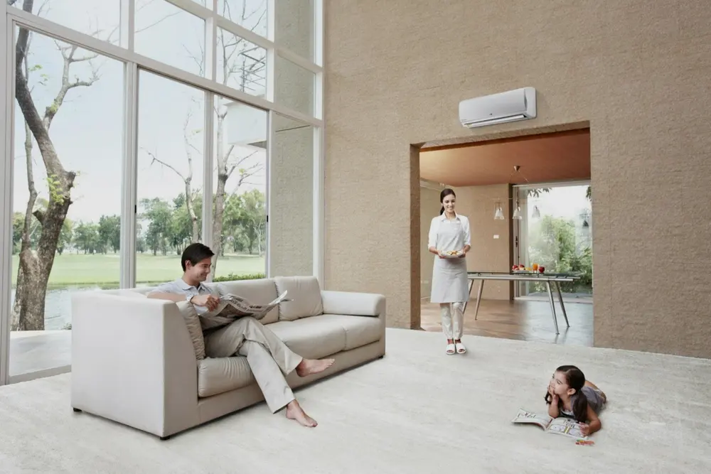 Familia en una vivienda con aire acondicionado