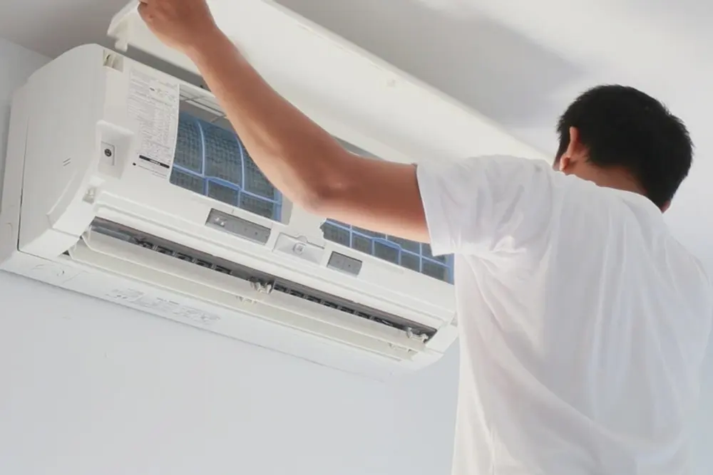 Técnico instalando un aire acondicionado silencioso