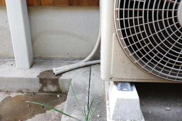 aire acondicionado expulsando agua por el desagüe a la calle