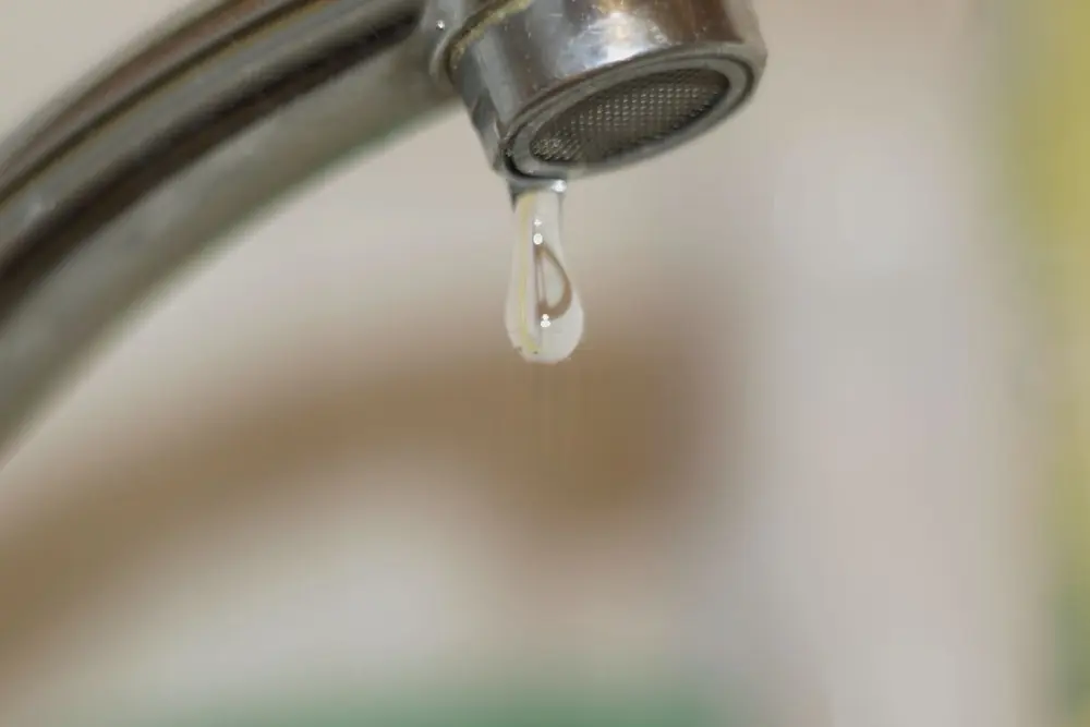 Grifo gotea por fuga de agua de la caldera