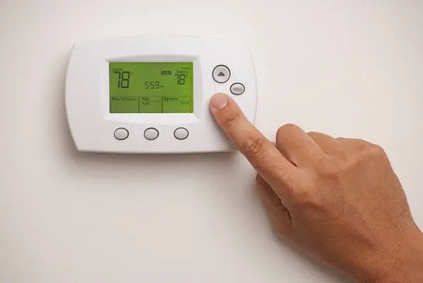 hombre configurando termostato