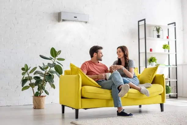 pareja disfrutando del aire acondicionado