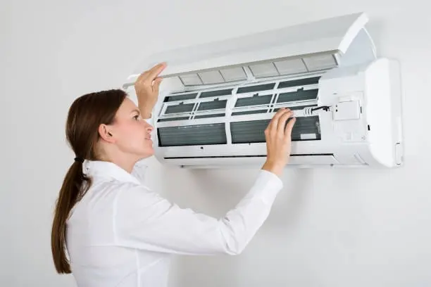 mujer valorando el aire acondicionado
