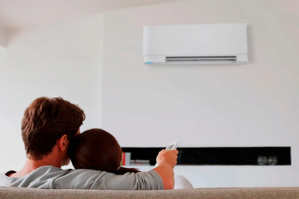 Pareja con aire acondicionado en la vivienda