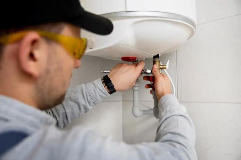 técnico reparando caldera que se ha quedado sin agua